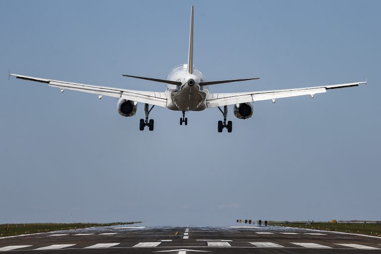 Câmara debate preços de passagens aéreas e possível fusão Gol-Azul