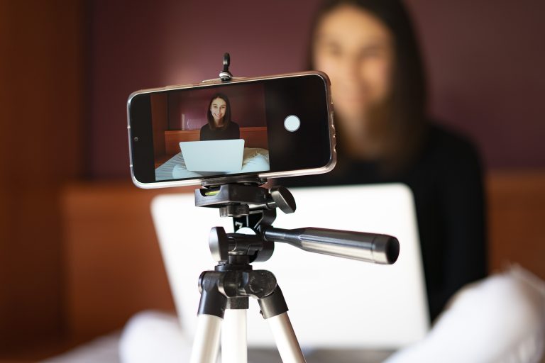 Câmara debate regulação de influenciadores mirins e trabalho infantil digital
