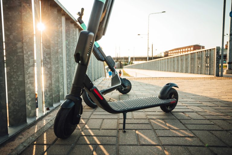 Câmara debate regulamentação de patinetes e bicicletas elétricas no trânsito