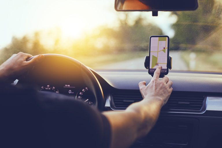 Câmara debate regulamentação trabalhista para motoristas de aplicativo com foco acadêmico