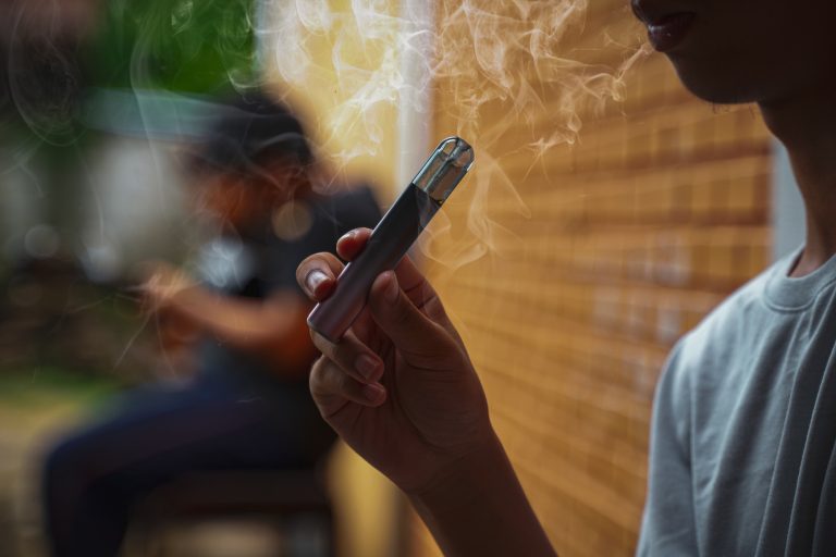 Câmara debate riscos dos cigarros eletrônicos à saúde em audiência pública