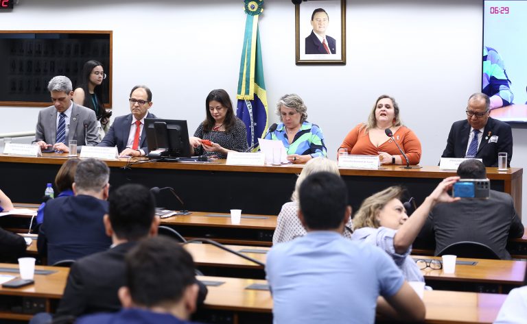 Câmara debate saúde bucal como direito humano e fortalecimento do SUS