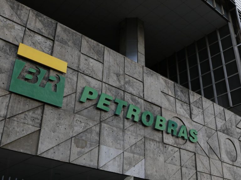 Câmara discute recontratação de demitidos da Petrobras e Dataprev