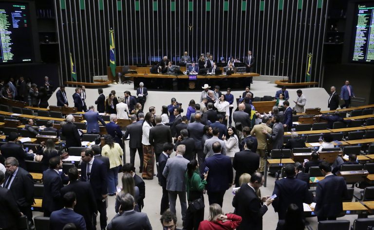 Câmara divide sobre condenação de Bolsonaro: base elogia e oposição pede anistia