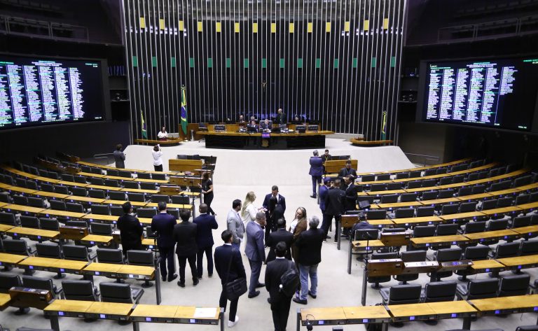 Câmara dos Deputados inicia sessão deliberativa com acordos internacionais e projeto sobre São Miguel Arcanjo
