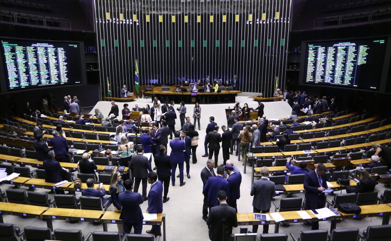 Câmara dos Deputados pode votar hoje PEC que restringe prisão de parlamentares