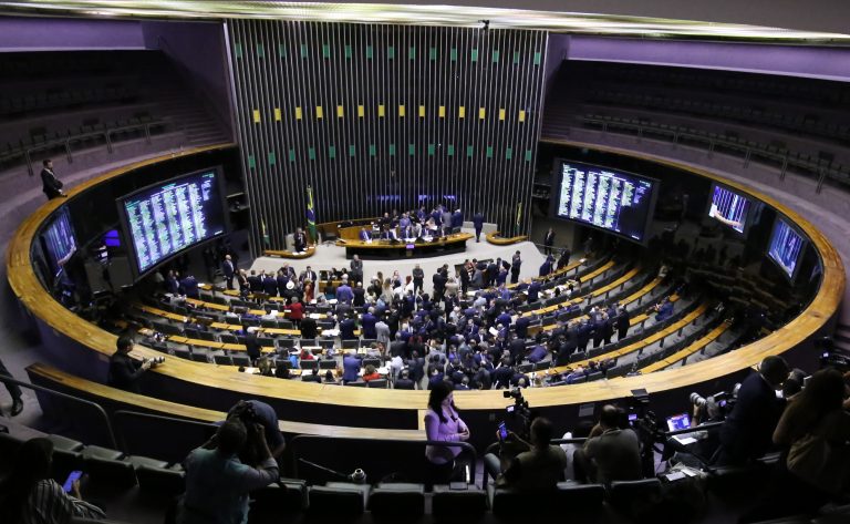 Câmara inicia sessão com pauta sobre idade mínima de candidatos