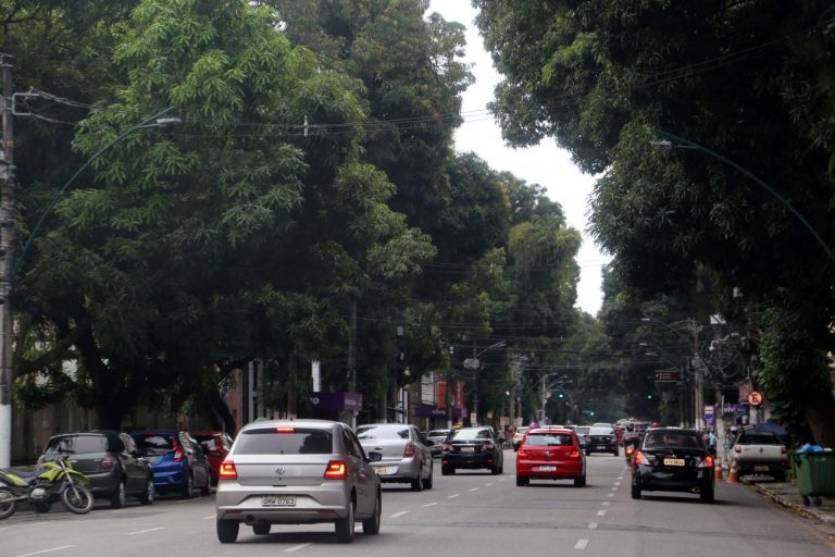 Câmara instala comissão para analisar isenção de IPVA para carros com 20+ anos