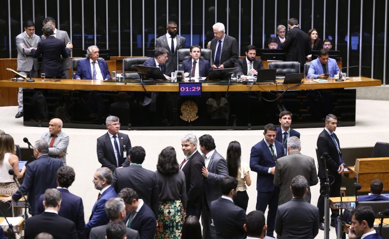 Câmara pode votar hoje aumento de 300% na multa por adulteração de combustível