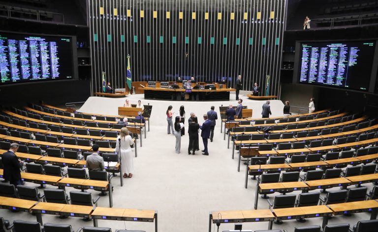 Câmara pode votar hoje projeto que pune alta abusiva de combustíveis