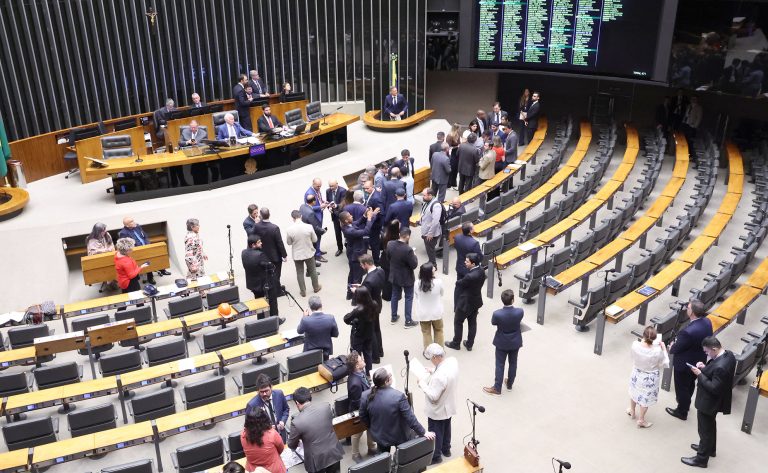 Câmara pode votar projetos de saúde nesta semana