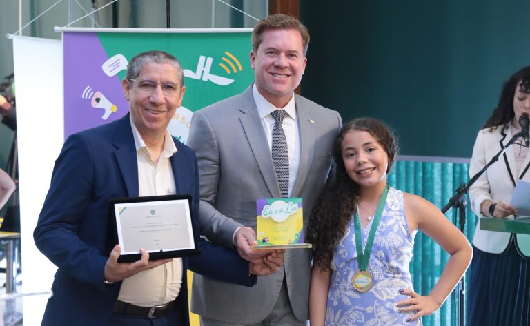 Câmara premia jovens vencedores do concurso 'Eu e a Lei' sobre direito à informação