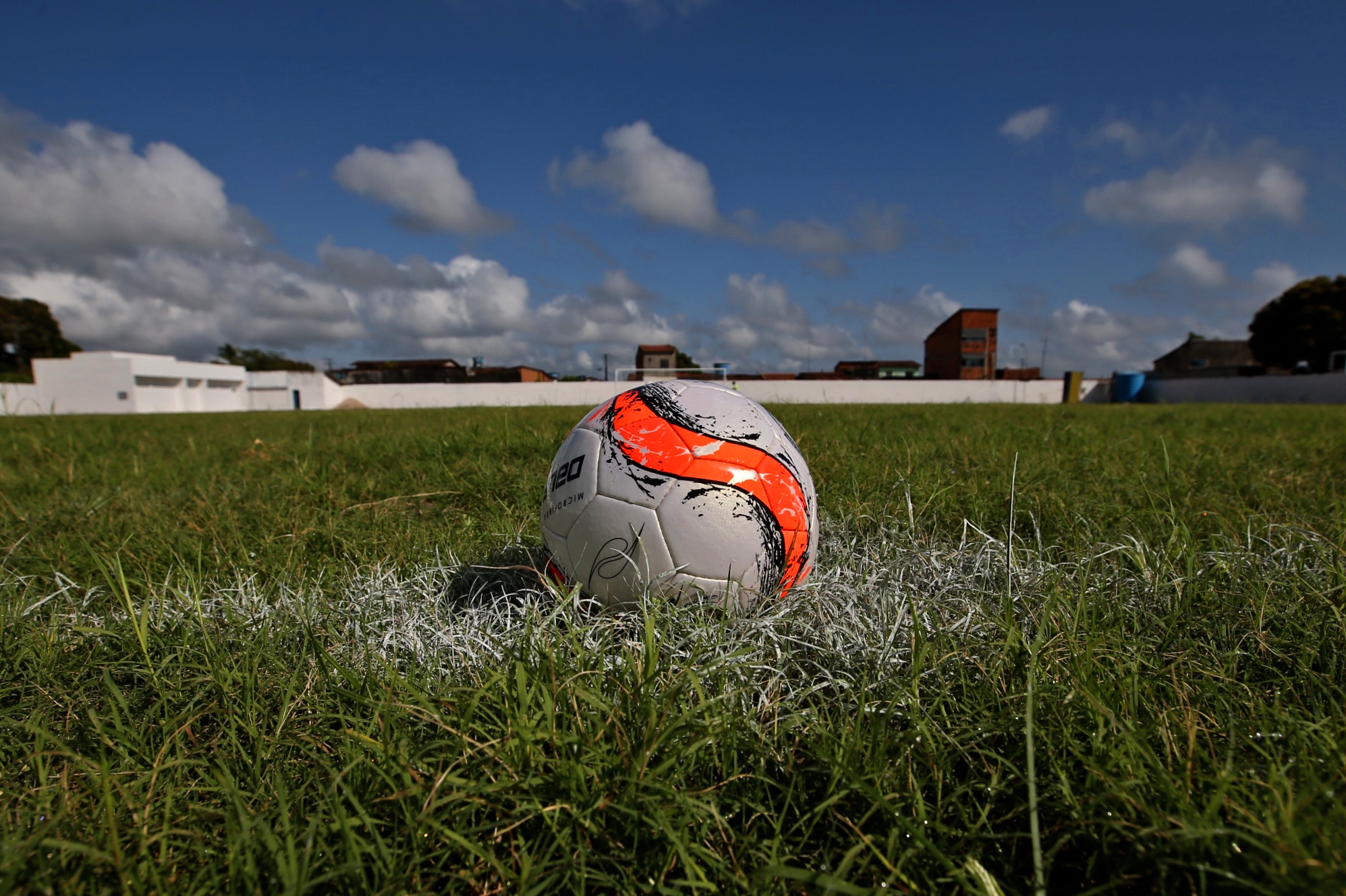 Câmara: Projeto cria política nacional para reformar campos de futebol em áreas vulneráveis