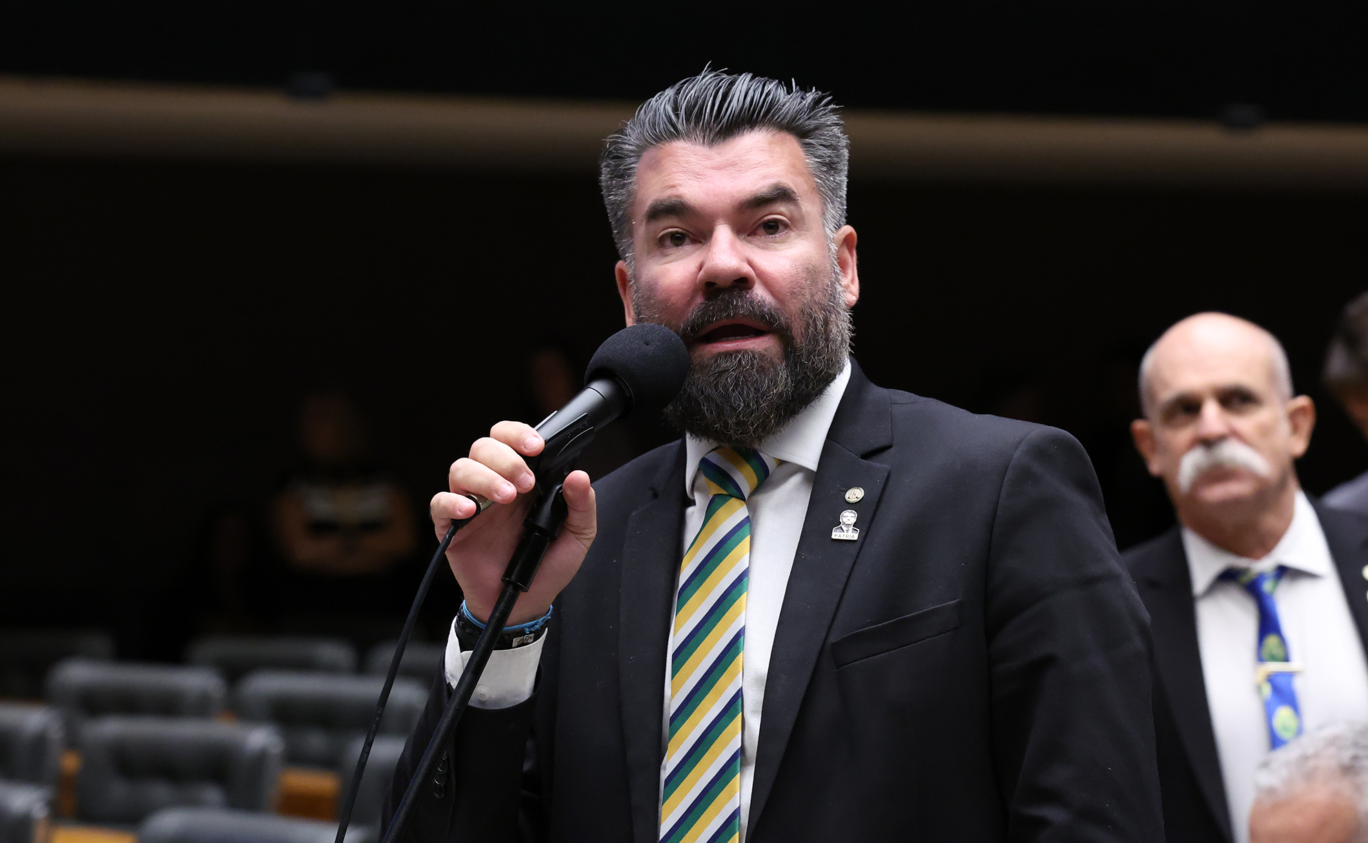 Câmara: Projeto permite que policiais civis embarquem armados em aviões