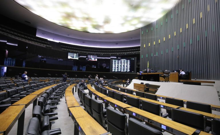 Câmara rejeita recurso e mantém envio ao Senado de projeto que limita taxa do Ibama