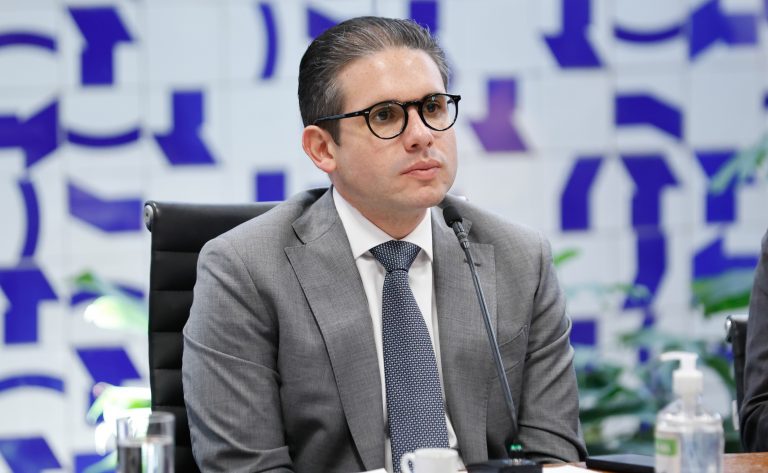Câmara se posiciona contra tarifas dos EUA: Hugo Motta promete defender setor produtivo brasileiro