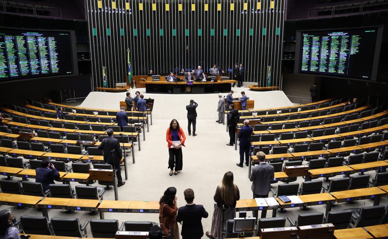 Câmara vota aposentadoria aos 75 anos e transparência de gastos públicos