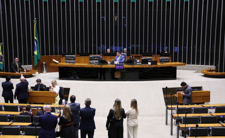 Câmara vota criminalização de deepfakes contra mulheres com IA