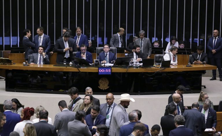 Câmara vota hoje destaques da PEC das Prerrogativas sobre processo do STF