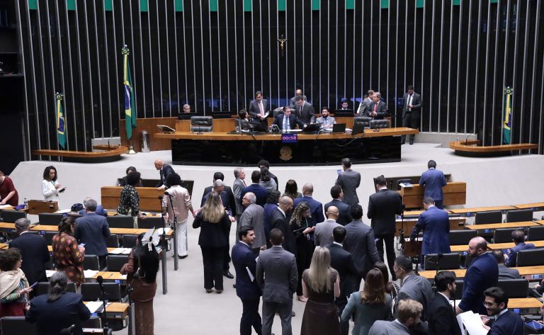 Câmara vota hoje piso do magistério com aumento de 5,4% e projetos sobre fertilizantes