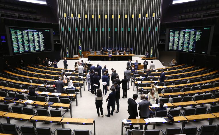 Câmara vota hoje reajuste para segurança do DF e novas regras para veículos