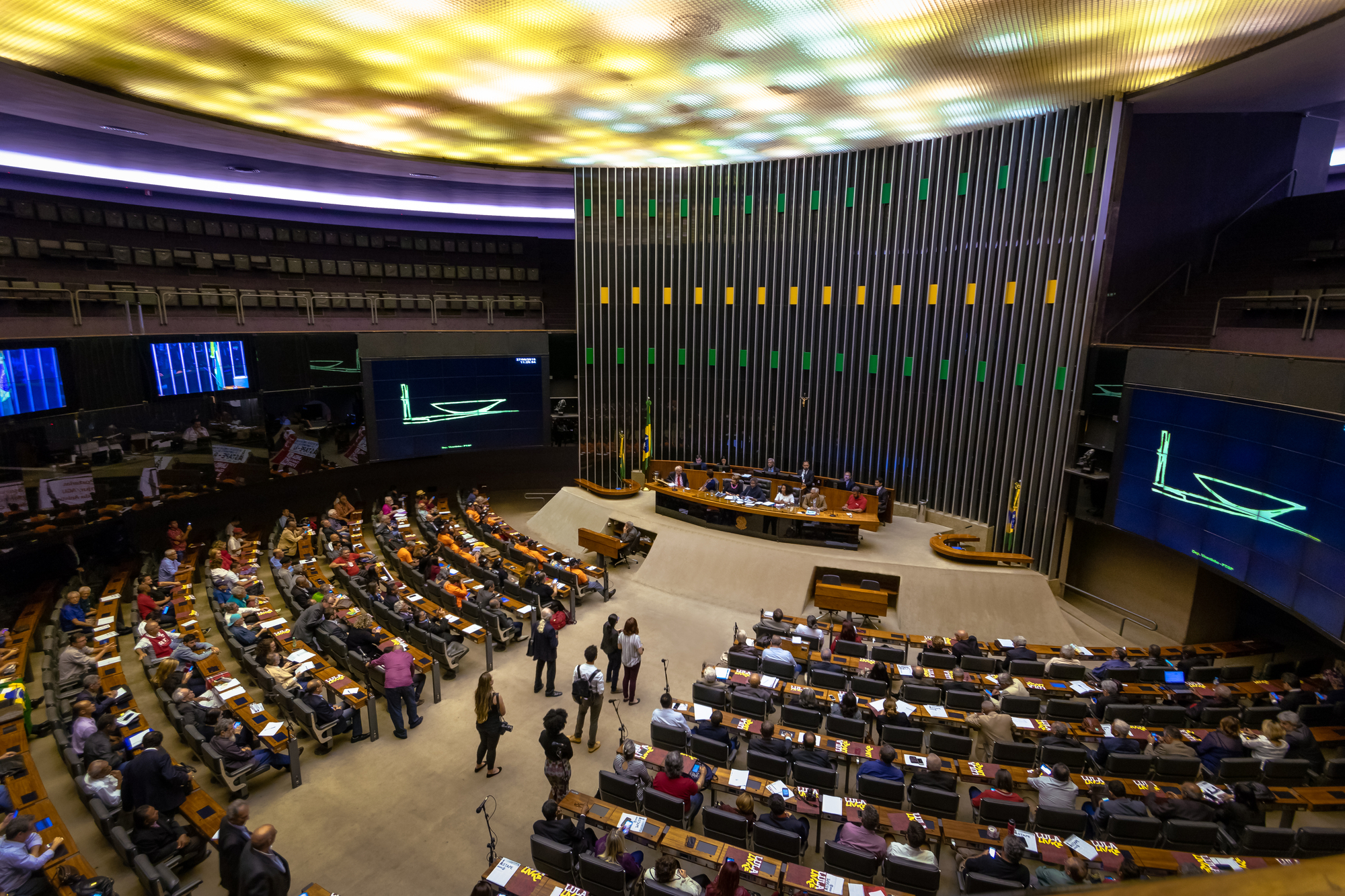 Câmara vota projetos sobre proteção às mulheres, segurança em presídios e clima
