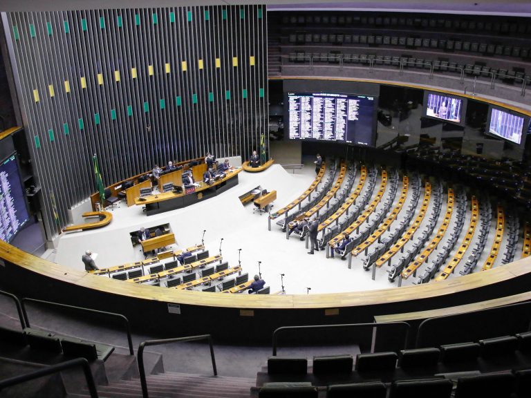 Câmara vota sistema contra feminicídio e regras para preço de combustíveis