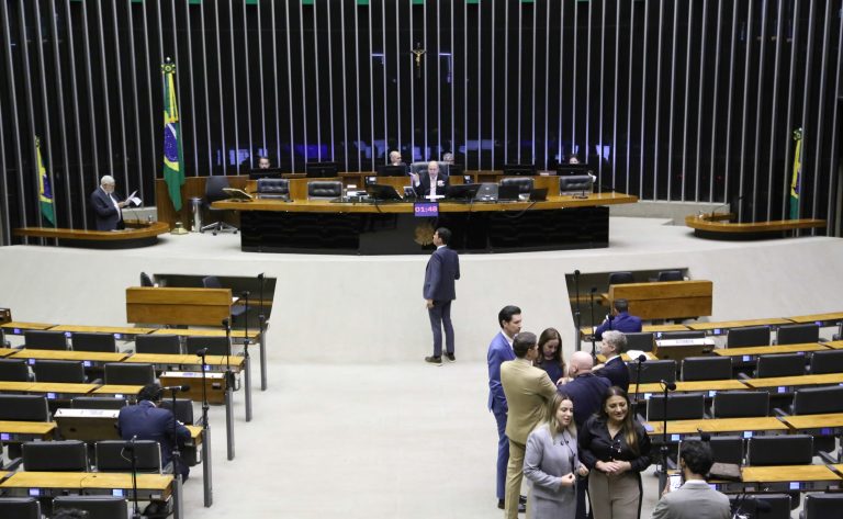 Câmara vota suspensão de ação penal contra deputado Gustavo Gayer no STF
