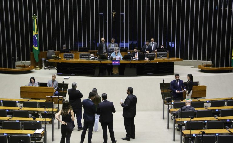 Câmara votará projetos de proteção infantil digital na Semana da Criança