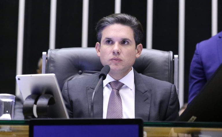 Câmara votará projetos de segurança pública semanalmente, anuncia Motta