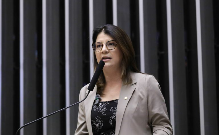 Carla Dickson alerta: câncer de mama atinge mulheres mais jovens no Brasil
