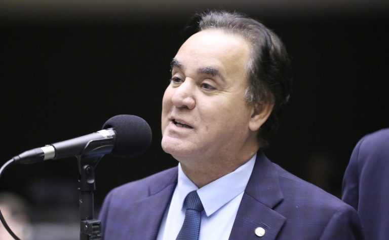 Carla Zambelli renuncia ao mandato; Adilson Barroso assume vaga na Câmara