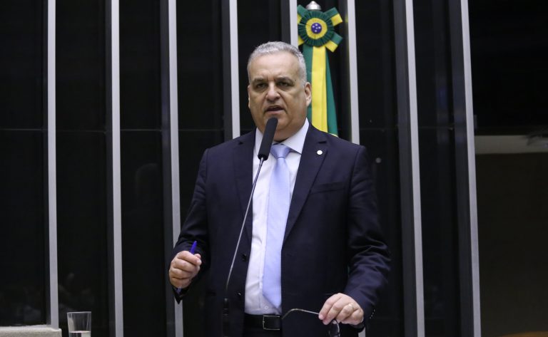 Carlos Viana assume presidência da CPMI do INSS para investigar fraudes de R$ 6,4 bilhões