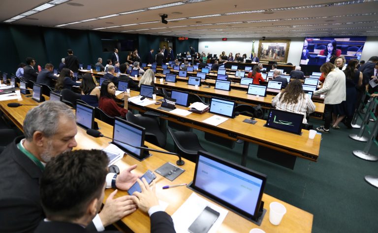 CCJ aprova 6 projetos que criam datas comemorativas no Brasil