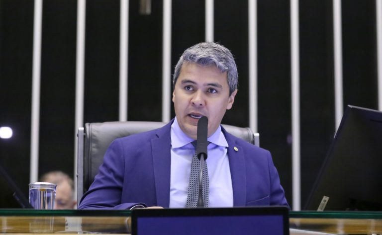 CCJ aprova altura máxima de 4,95m para transporte de animais vivos