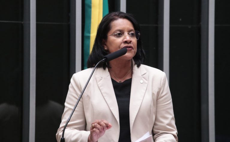 CCJ aprova licença-maternidade de 180 dias para mulheres com mandato eletivo