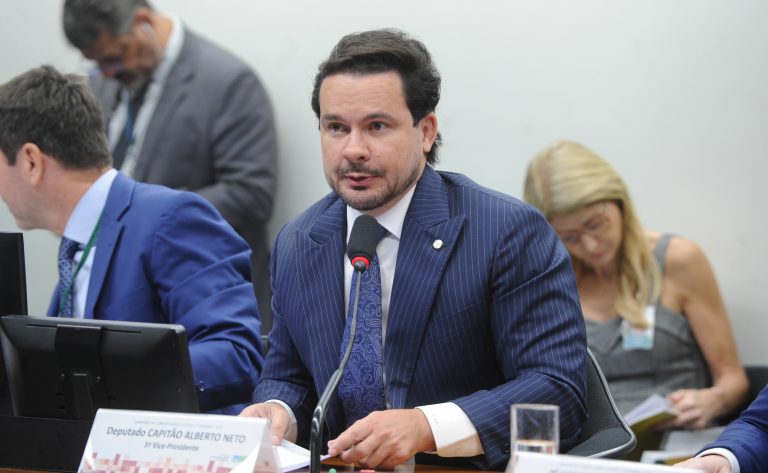 CCJ aprova limite em contribuição previdenciária de PMs e bombeiros inativos