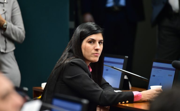 CCJ aprova obrigatoriedade de cartilhas sobre pedofilia online nas escolas