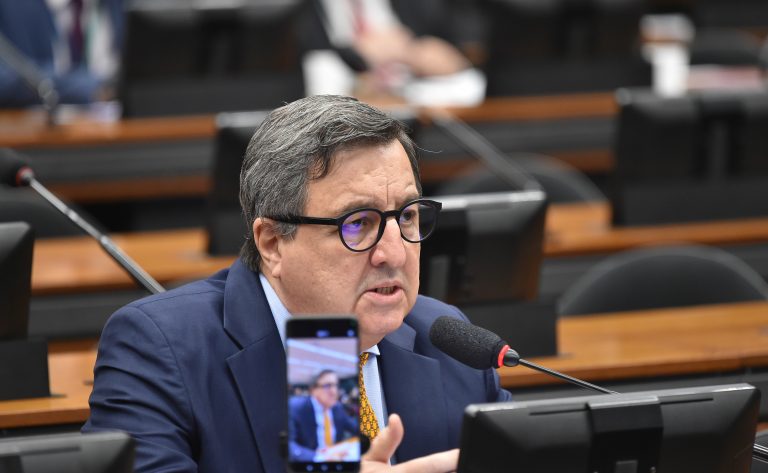 CCJ aprova piso salarial para técnicos da educação básica pública