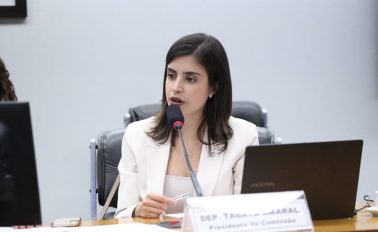 CCJ aprova prazo estendido para avaliação de bolsistas em licença maternidade