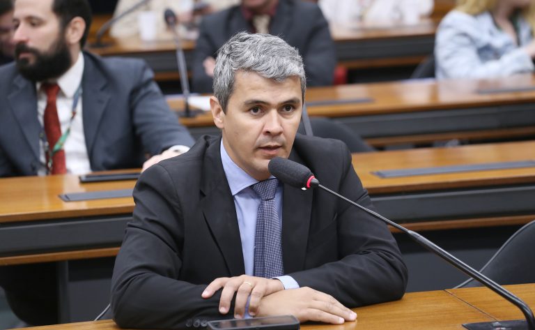 CCJ aprova proibição de mamadeiras com bisfenol-A cancerígeno