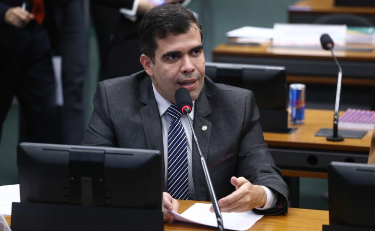 CCJ aprova projeto que garante acesso de garis a banheiros durante trabalho