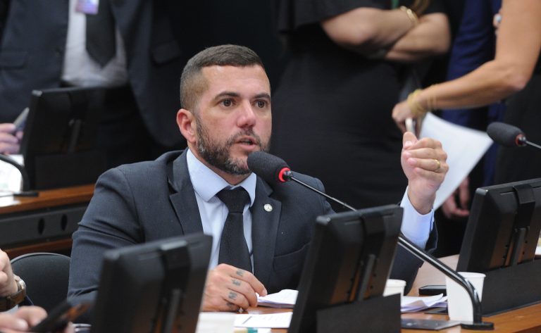 CCJ aprova projeto que obriga publicidade de ordens judiciais para suspensão de conteúdo em redes sociais