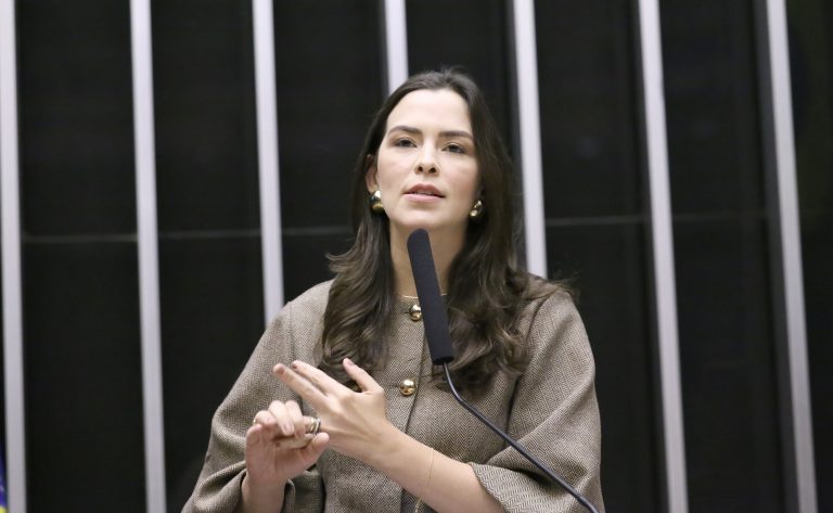 CCJ aprova projeto que permite uso de conta conjunta por vítima de violência