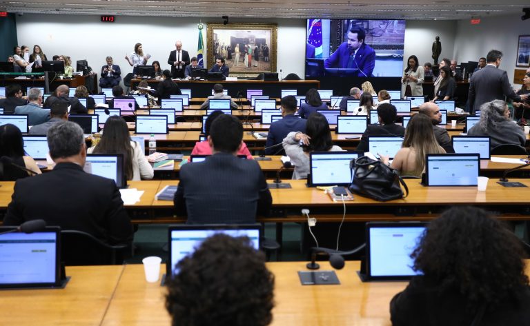 CCJ aprova seis projetos que criam títulos nacionais e campanhas de conscientização