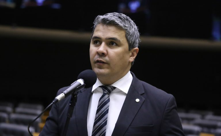 CCJ aprova vagas preferenciais de estacionamento para pessoas com autismo