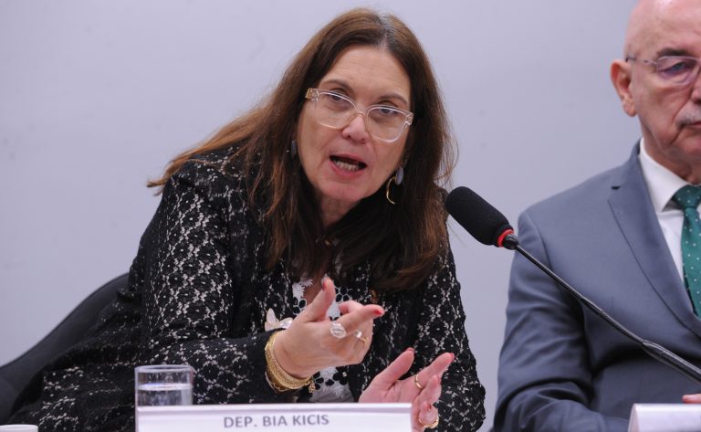 CCJ da Câmara aprova campanha Maio Roxo e ações educativas sobre fibromialgia