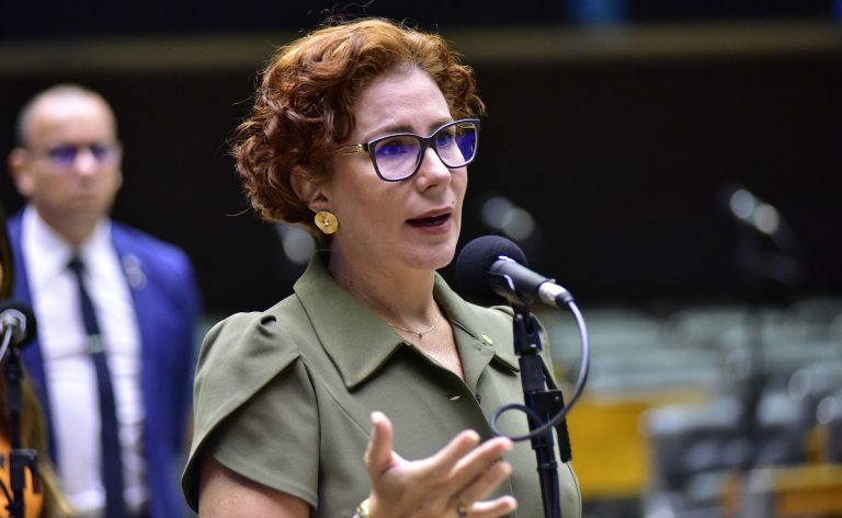 CCJ da Câmara ouve testemunhas no processo de cassação de Carla Zambelli nesta quarta