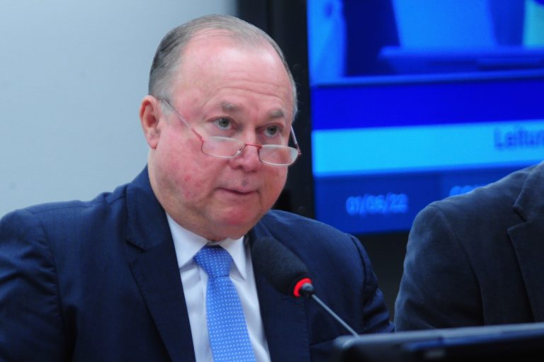 CCJ da Câmara quer ouvir Zambelli por videoconferência antes de decidir sobre perda de mandato