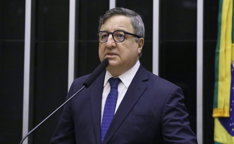 CCJ debate piso salarial nacional para servidores administrativos da educação